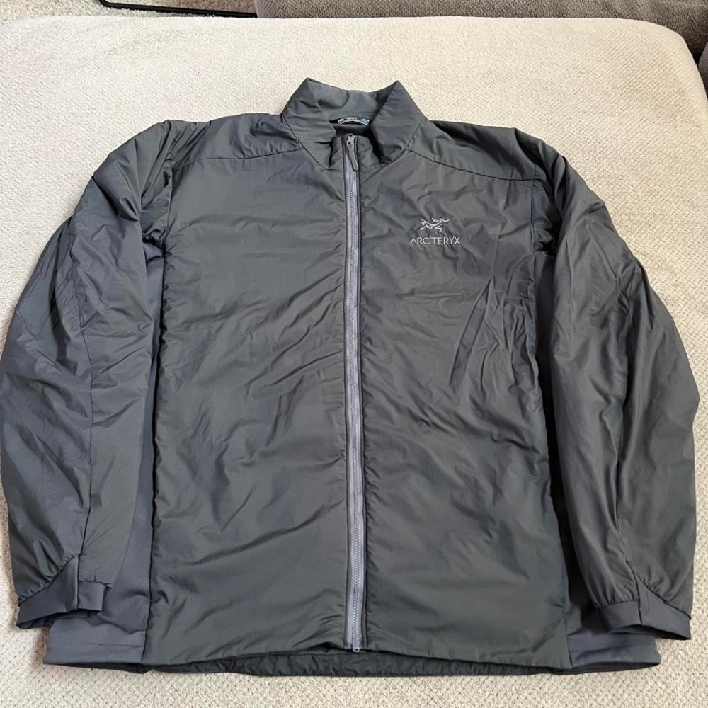 Arc'teryx Men's Atom LT insulated jacket graphite